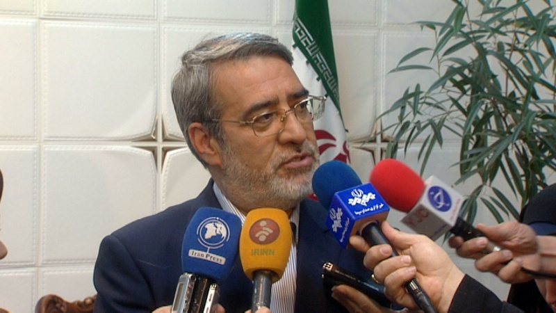 Iranpress: IRGC fights smuggling of goods and currency: Iranian Minister