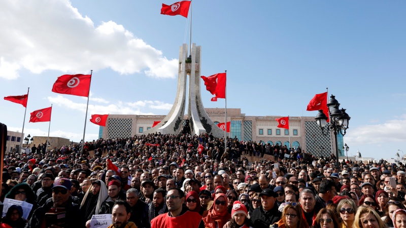 Iranpress: Tunisian teachers rally to protest work conditions