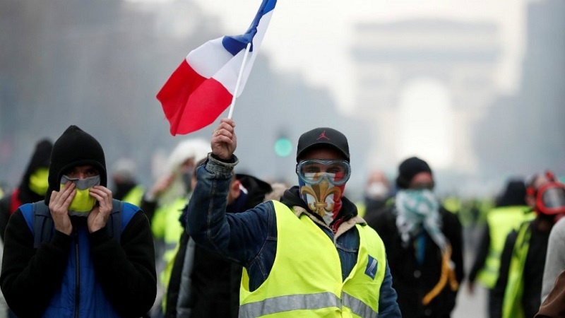 Iranpress: France gov. threatens to ban 