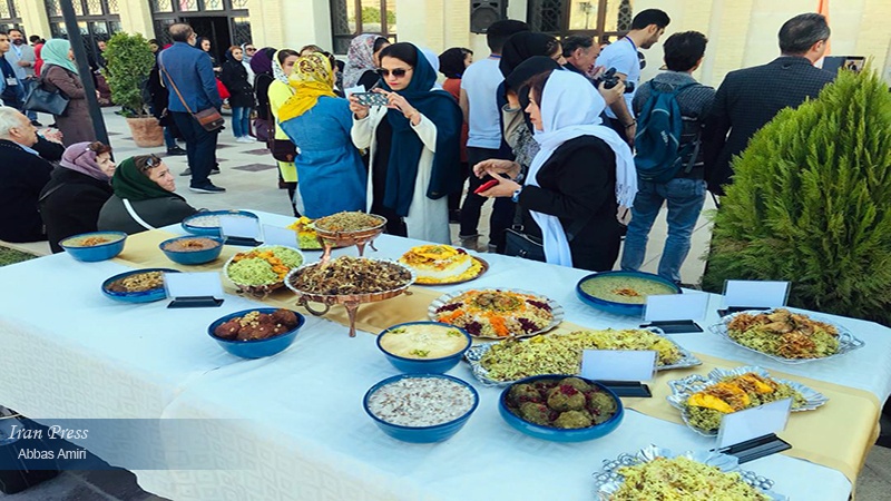 Iranpress: Photo: Tourism activists introducing Nowruz in Shiraz