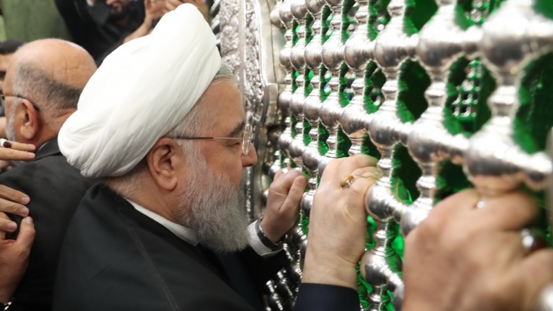 Iranpress: Rouhani enters the holy city of Karbala in Iraq