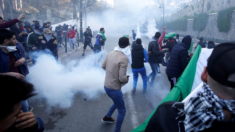 Iranpress: Police clashes with Algeria protesters 