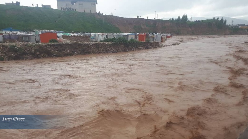 Iranpress: Heavy rains unleash flash floods in Kermanshah in western Iran