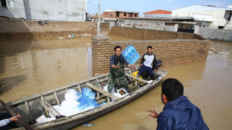 Iranpress: Flash floods hit 30 Iranian provinces