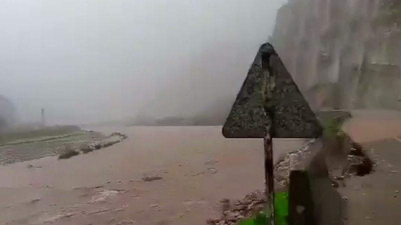 Iranpress: Heavy rainfall in Lorestan province forces people to evacuate their homes 