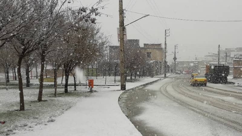 Iranpress: Snow covers Kangavar in Kermanshah, western Iran