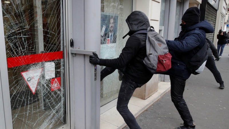 Iranpress: 18th Yellow Vest protests turn violent in Paris