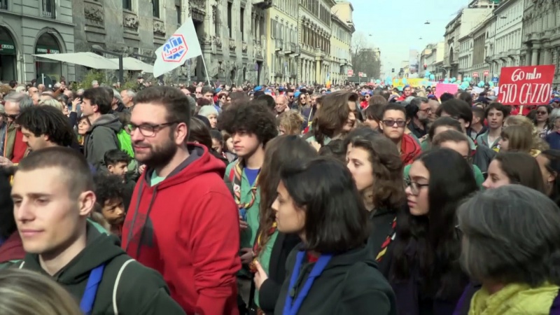 Iranpress: Tens of thousands stage anti-racism march in Milan