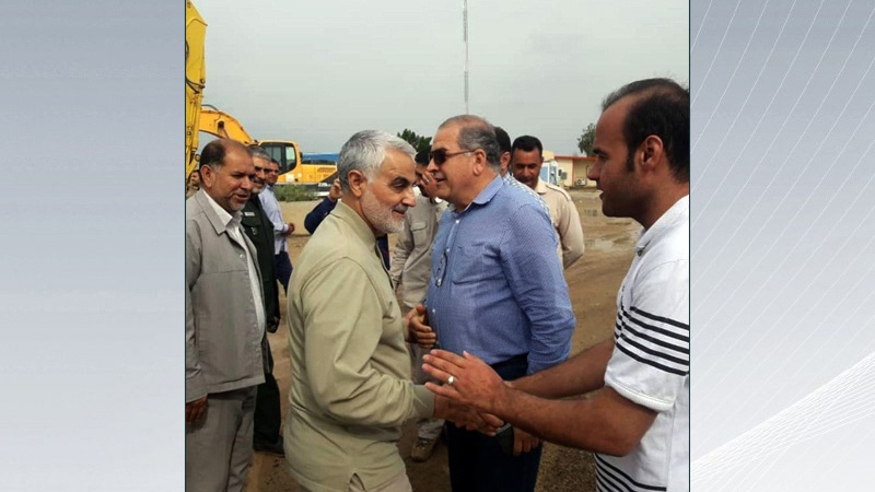 Iranpress: General Soleimani visits flood-hit Khuzestan province