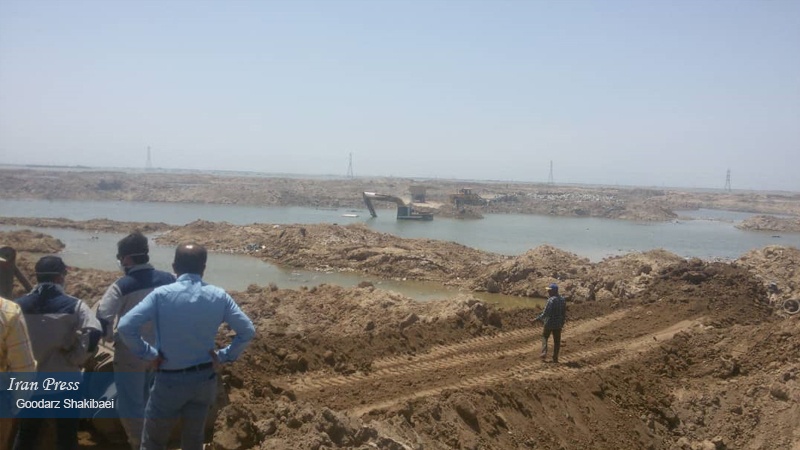 Iranpress: Photo: Flood barrier construction continues in southwestern Iran