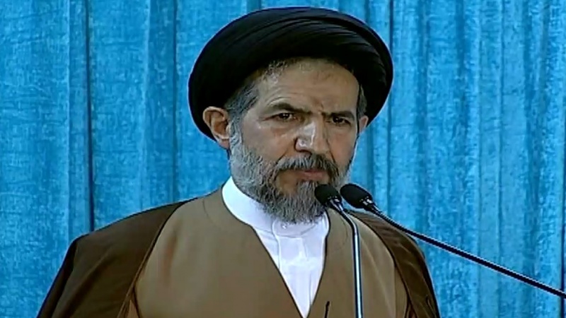 Iranpress: Friday prayers leader condemns US unjust measures against Iranian nation 
