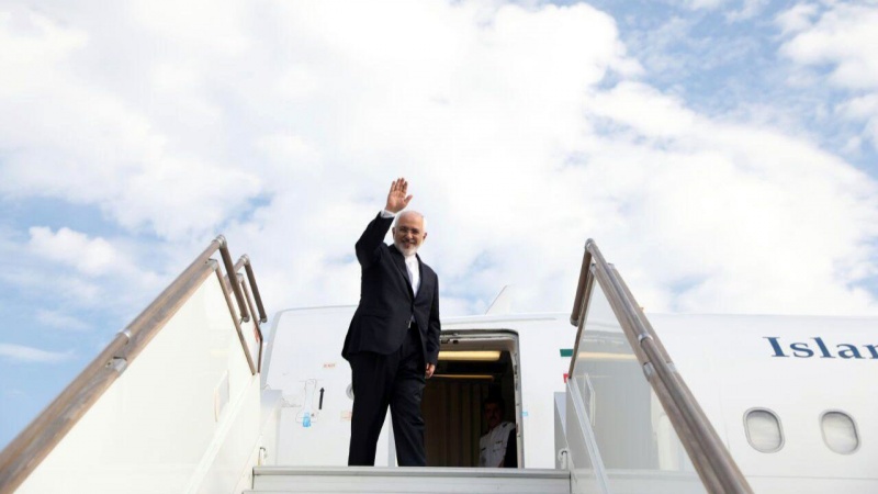 Iranpress: Foreign Minister Zarif departs for Qatar to attend ACD meeting