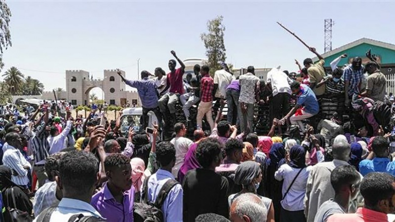 Iranpress: Iran calls for self-restraint in Sudan