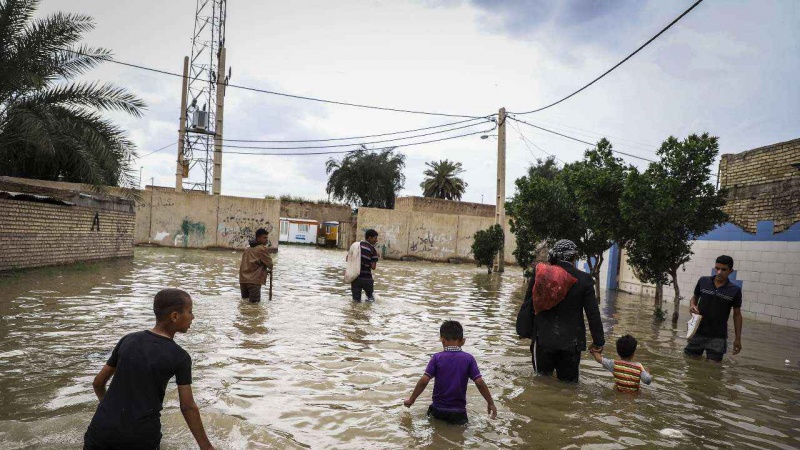 Iranpress: Karun River water enters parts of Ahvaz city