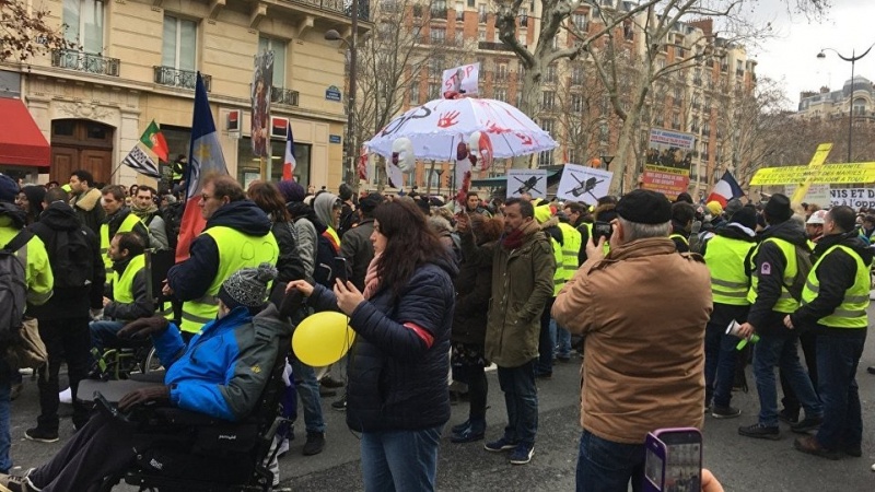 Iranpress: Yellow vest protesters urge regions to join rallies in Paris