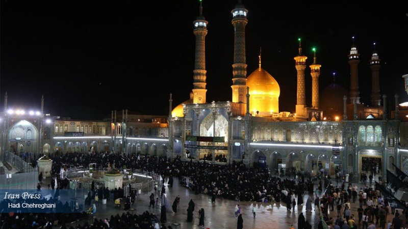 Iranpress: Photo: Night of Destiny marked in holy city of Qom