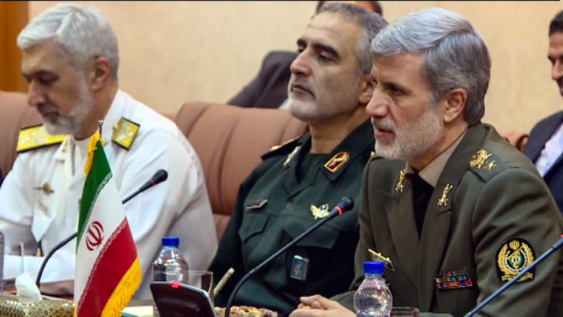 Iranpress: Iran Eyes Closer Military Cooperation with Iraq: Hatami