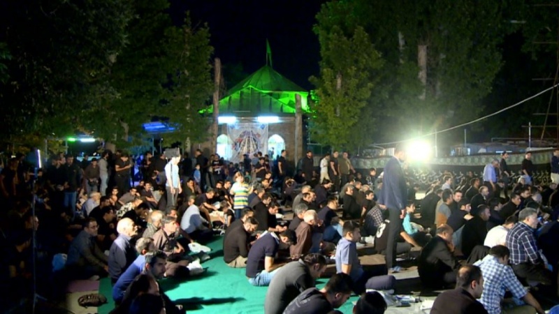 Iranpress: Night of Destiny Ceremony held in Einali Zeynali shrine, West Tehran