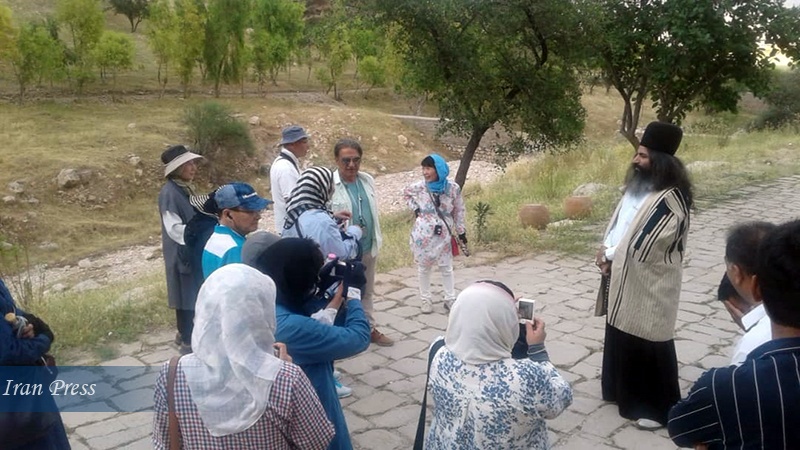 Iranpress: Japanese tourists visit Izeh, Southwest Iran