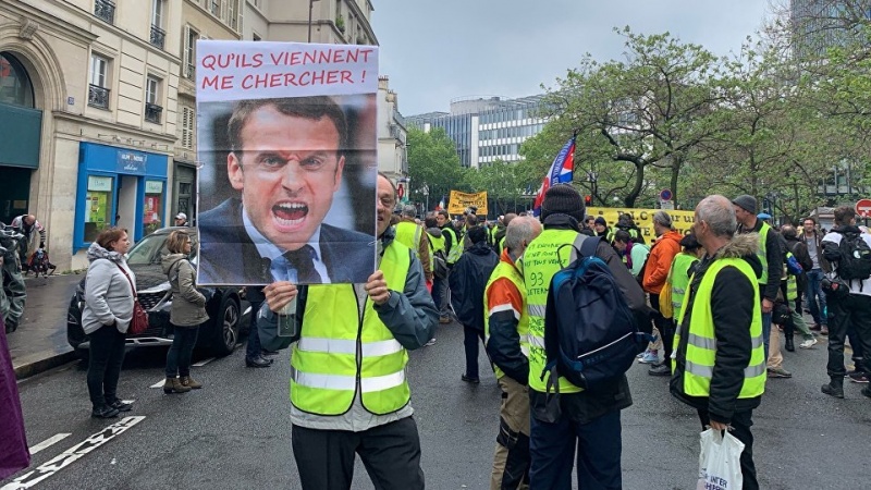 Iranpress: For 26th week, French ‘Yellow Vest’ protestors face off with police