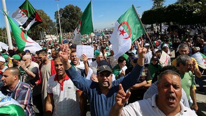 Iranpress: Algerians demand the removal of politicians associated with the ousted regime