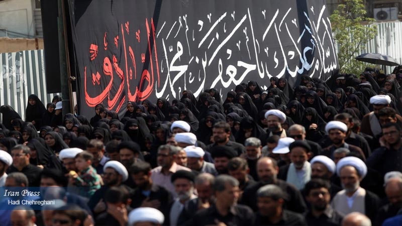 Iranpress: Photo: Qom mourns for Imam Ja