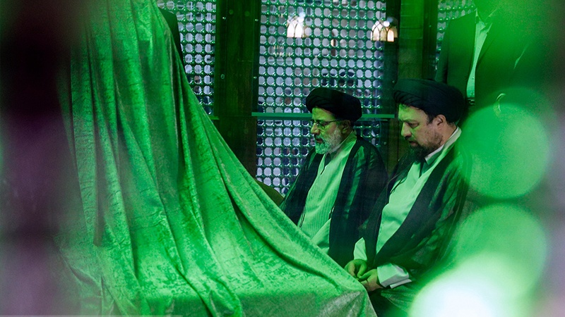 Iranpress: Photo: Judiciary head, officials, pay tribute to Imam Khomeini