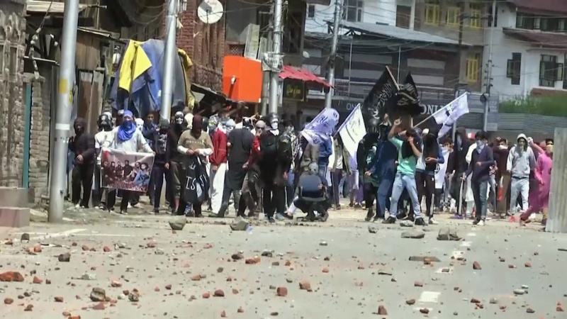 Iranpress: Indian forces attacked Eid al-Fitr prayers in Kashmir