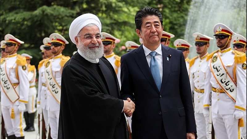 Iranpress: Rouhani welcomes Abe at Sadabad Palace