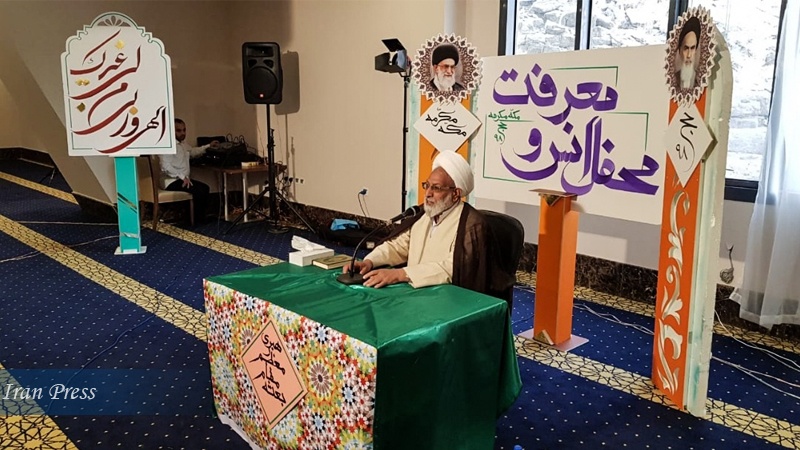 Iranpress: Iranian pilgrims sit for spiritual session of the Holy Quran