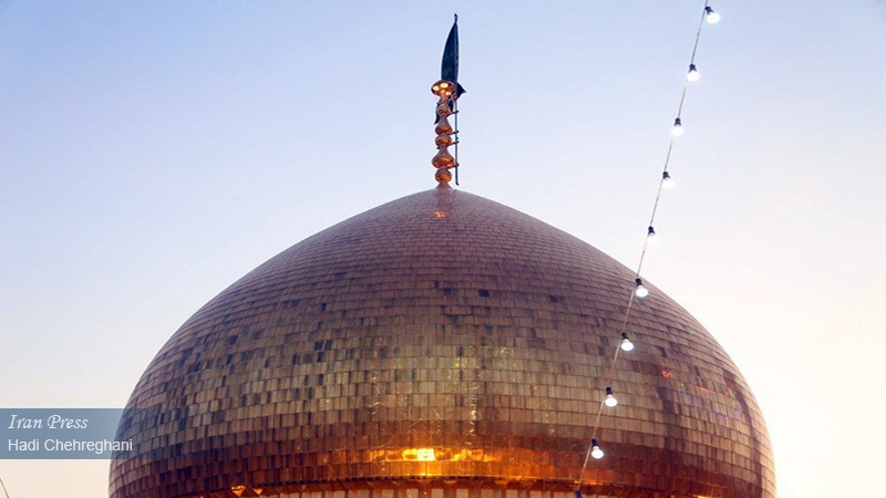 Iranpress: Changing of flag ceremony held at Hazrat Masoumeh Holy Shrine in Qom