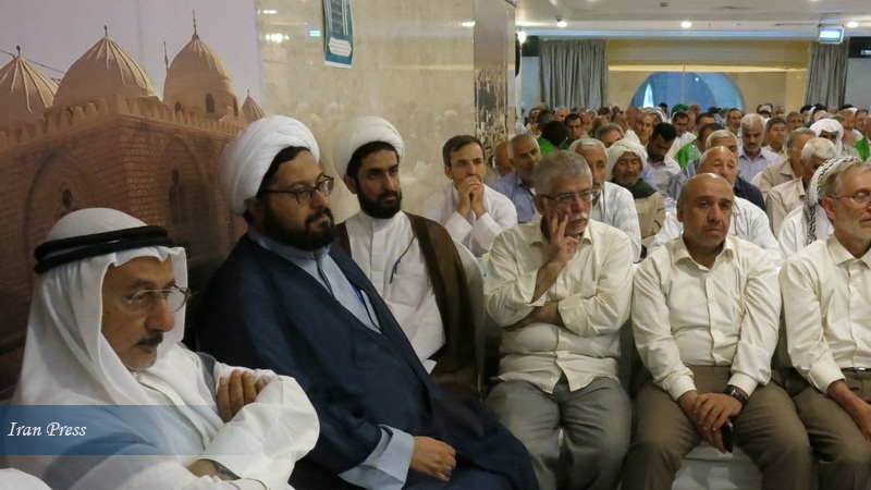 Iranpress:  Iranian pilgrims recite Komeyl Prayer in Medina
