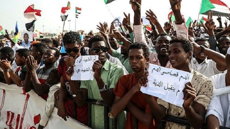 Iranpress: Thousands of Sudanese pay honor to massive crack down victims