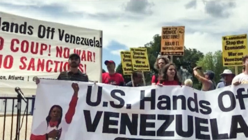 Iranpress: US citizens gather in front of White House in support for Venezuela