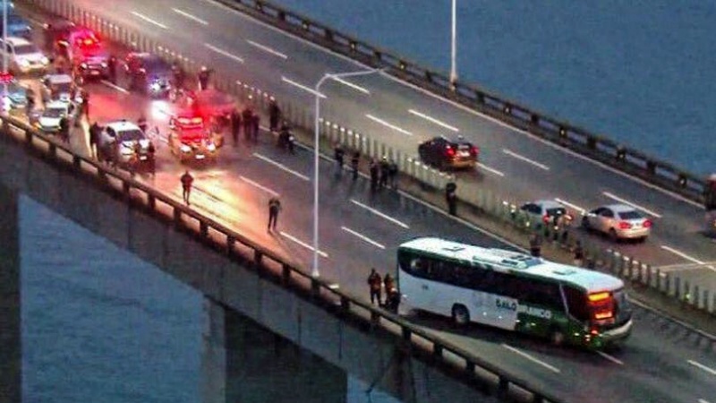 Iranpress:  Armed Man held 37 people on bus hostage in Rio de Janeiro