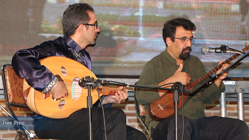 Iranpress: Photo: Sound of traditional Iranian music in tomb of Shams Tabrizi
