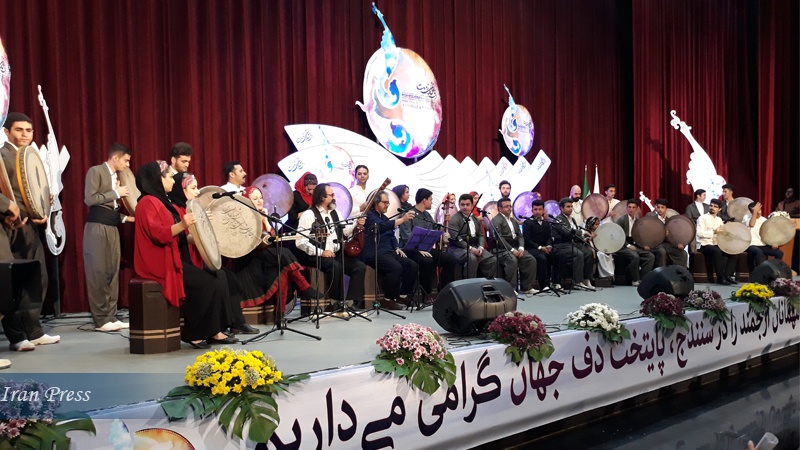 Iranpress: Iranian music players shine at Intl. Daf Festival 