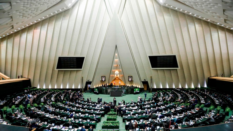 Iranpress: Iranian Government obliged by parliament to retake oil money from US and UK