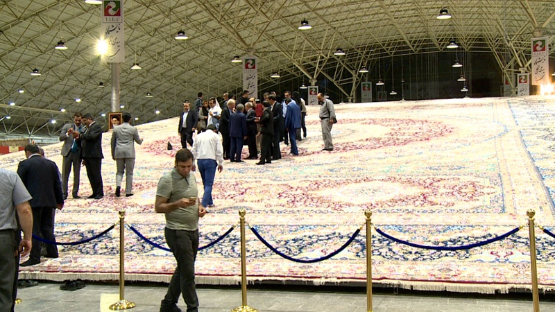 Iranpress: The world biggest carpet registered in Guinness World Records 