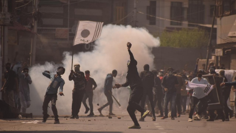 Iranpress: Indian crackdown on Kashmir continues on 27th day of curfew