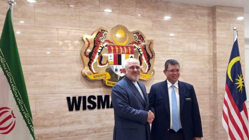 Iranpress: Zarif discusses bilateral ties with Malaysian counterpart