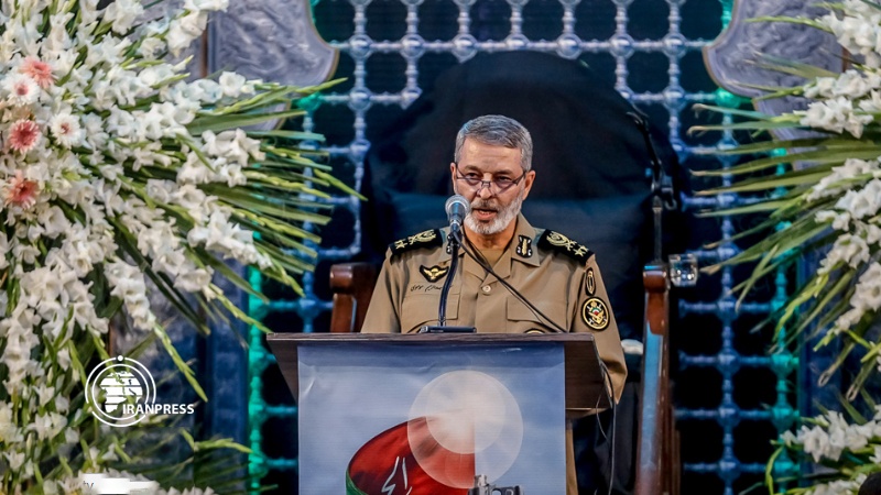 Iranpress: Iran relies primarily on its natural and human resources: Top Army Commander