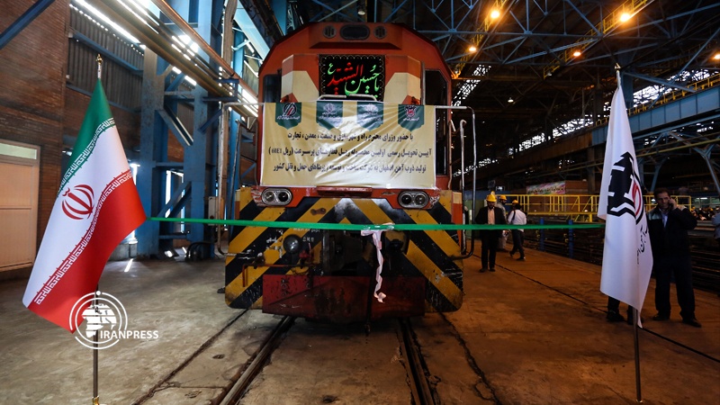 Iranpress: Photo: Iran inks agreement to develop Railway industry