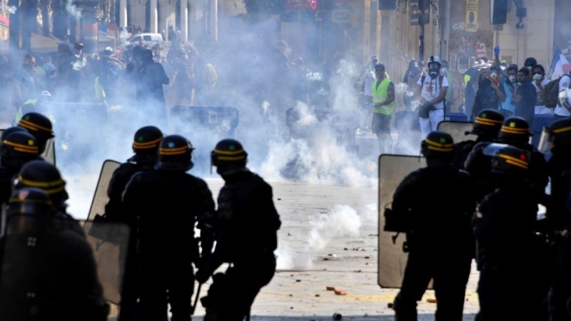 Iranpress: Protest turns violent after clashes between people and Police in France