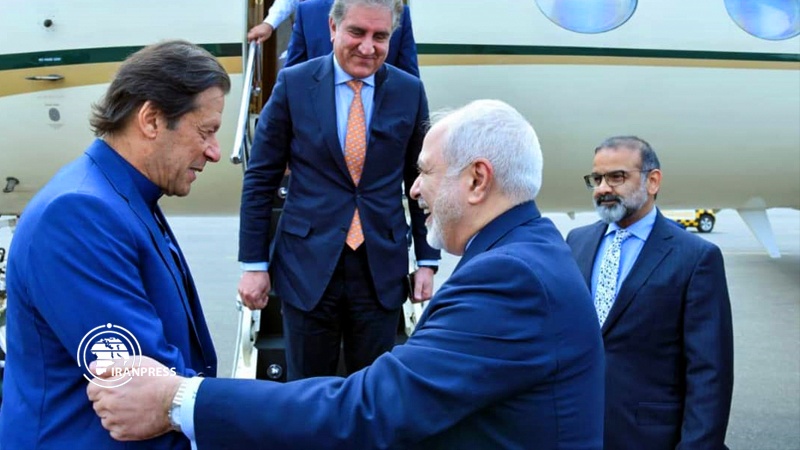 Iranpress: Pakistani PM arrives in Iran 