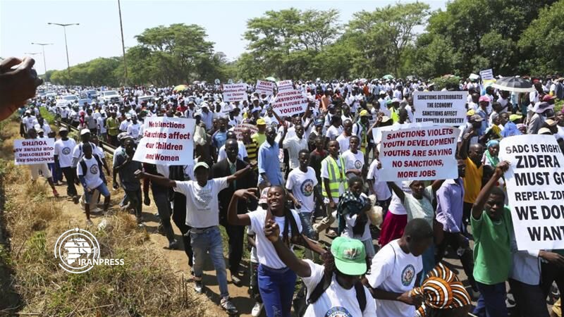 Iranpress: Thousands in Zimbabwe denounce US sanctions