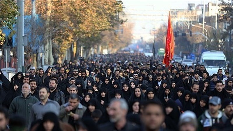 Iranpress: Iranian people in the capital mark Arbaeen