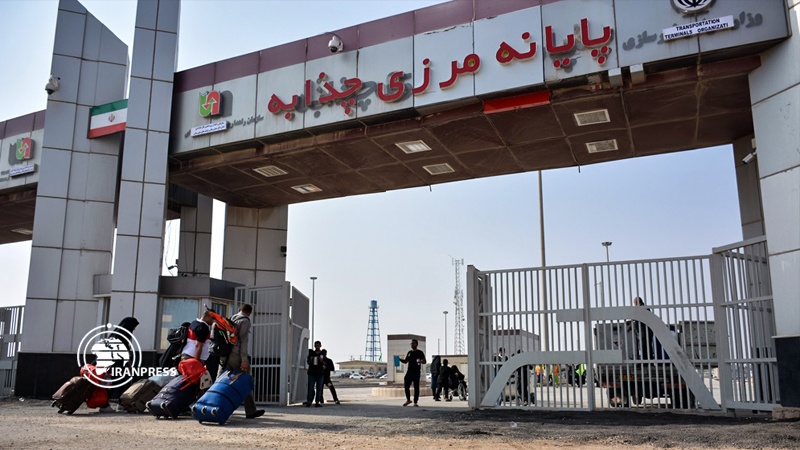 Iranpress: Business as usual for importers and exporters at Chazzabeh border crossing with Iraq