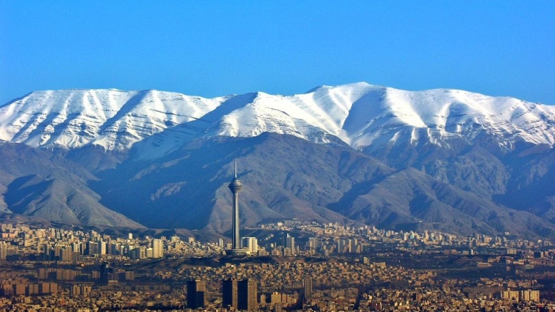 Iranpress: First autumn snow in Tehran