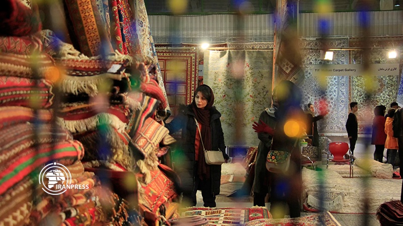 Iranpress: Photo: Iranian hand-woven carpet show in Isfahan